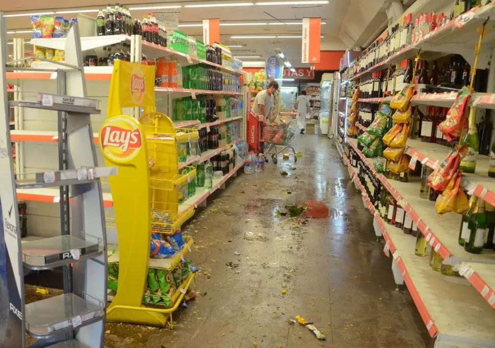 DEVASTACION. Las góndolas del súper tras el ataque de los vándalos. genileza diario la voz del interior de córdoba