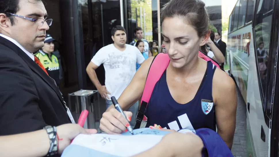 ¿CONVERTIRÁ UN GOL? Es lo que espera “Lucha” Aymar, la preferida del público. LA GACETA / FOTO DE INÉS QUINTEROS ORIO