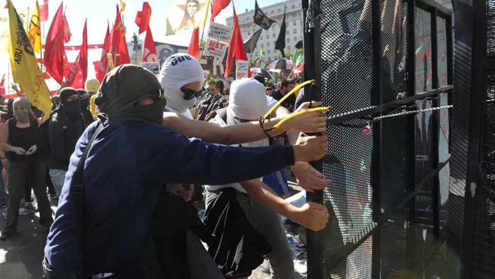 INDIGNADOS. Los estudiantes protestan contra el sistema de elección de rector. TELAM