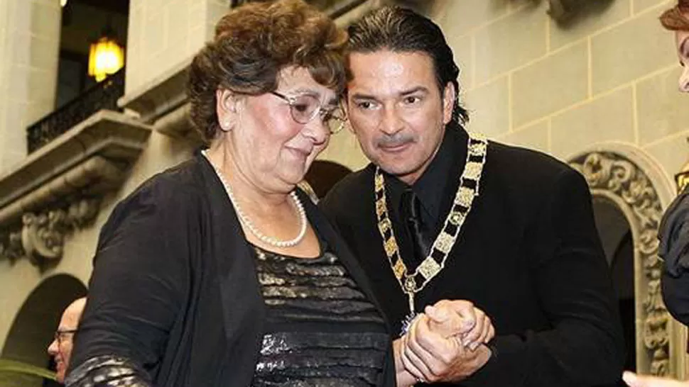 TIEMPOS FELICES. Arjona, junto a su madre, Nohemí Morales. FOTO TOMADA DE ELUNIVERSAL.COM