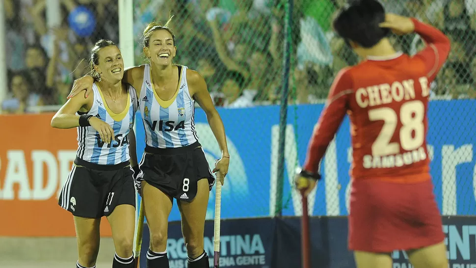 CORAZÓN DE LEONAS. Rebecchi (figura) y Aymar celebran el tercer tanto ante la resignación coreana. LA GACETA / FOTO DE JORGE OLMOS SGROSSO