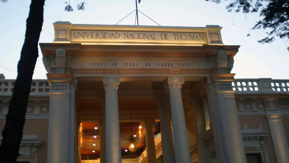 RECTORADO. Los estudiantes concentros sus reclamos en la sede de la UNT. 