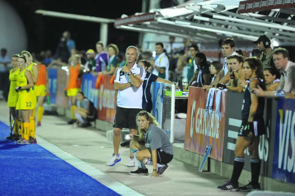 AL BORDE DEL CAMPO. Emanuel Roggero vive con intensidad cada presentación de Las Leonas, pese a que no exterioriza demasiado. “Manucho” tiene ideas claras. la gaceta / foto de diego aráoz