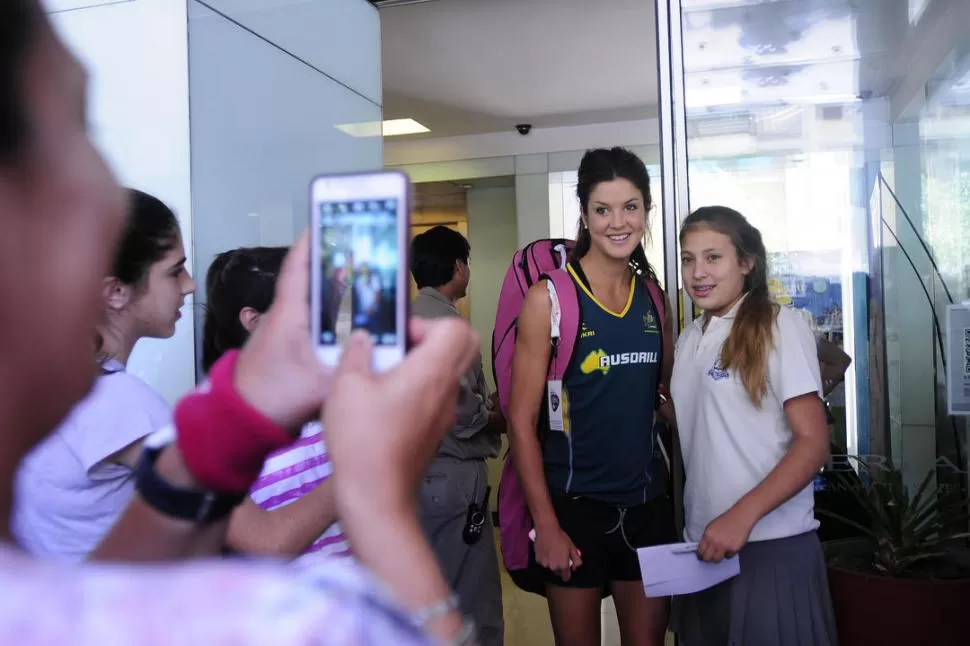 EMOCIONADA. Agustina Villafañe posa junto a Anna Flanagan, una de las más tuiteras (y lindas) del equipo australiano. 