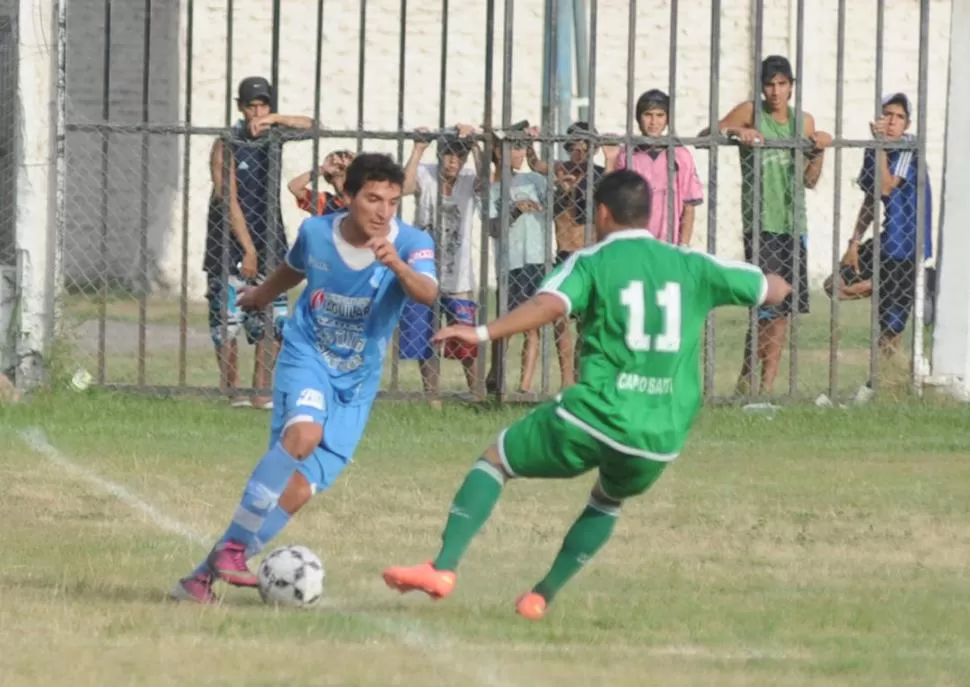 ENCARADOR. Leiva, de Deportivo Aguilares, busca superar a Paz, de Libertad. 