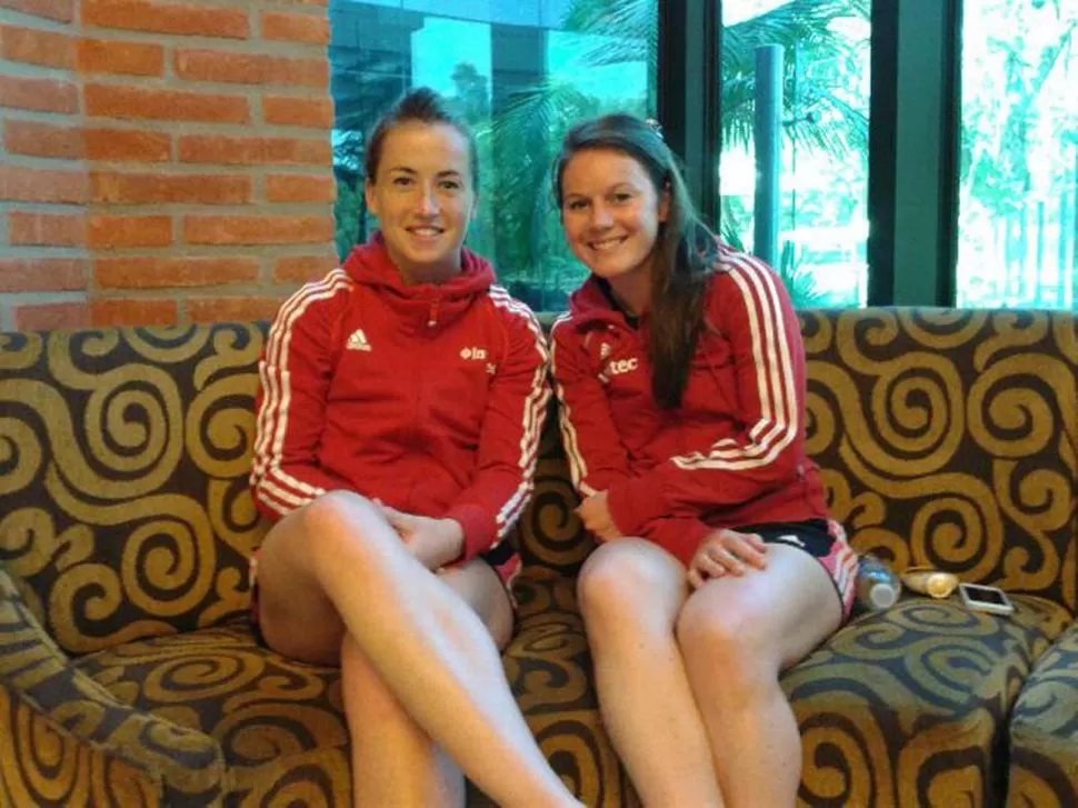 COMPAÑERAS EN LA CANCHA Y EN LA UNIVERSIDAD. A Laura Unsworth y a Maddie Hinch están contentas en Tucumán. “Que la gente vaya a las 9 a ver un partido fue un shock para nosotras”, confesaron. 