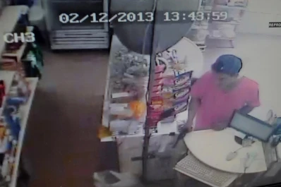 Robó y saludó a la cámara antes de escapar con el botín