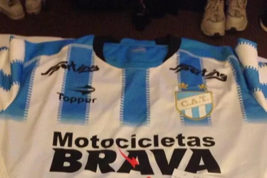 PURA PASIÓN. Walton compartió por Twitter una foto de la camiseta y la carta. FOTO TOMADA DE TWITTER.COM/SALLYWALTON23