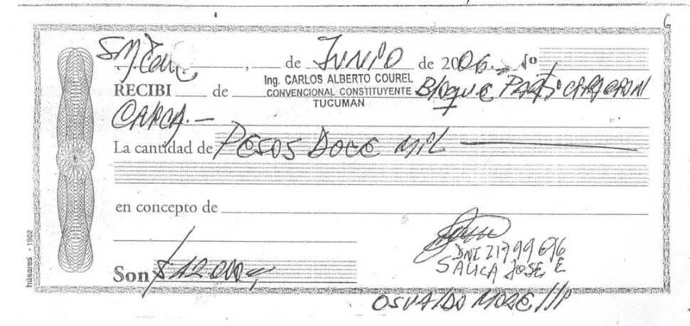 DOS DE LOS CINCO DOCUMENTOS. Courel, ex presidente del bloque de PC en la Convención Constituyente, aportó estos recibos. Allí aparecen el nombre de José Enrique Salica, y el del intendente Osvaldo Morelli.  