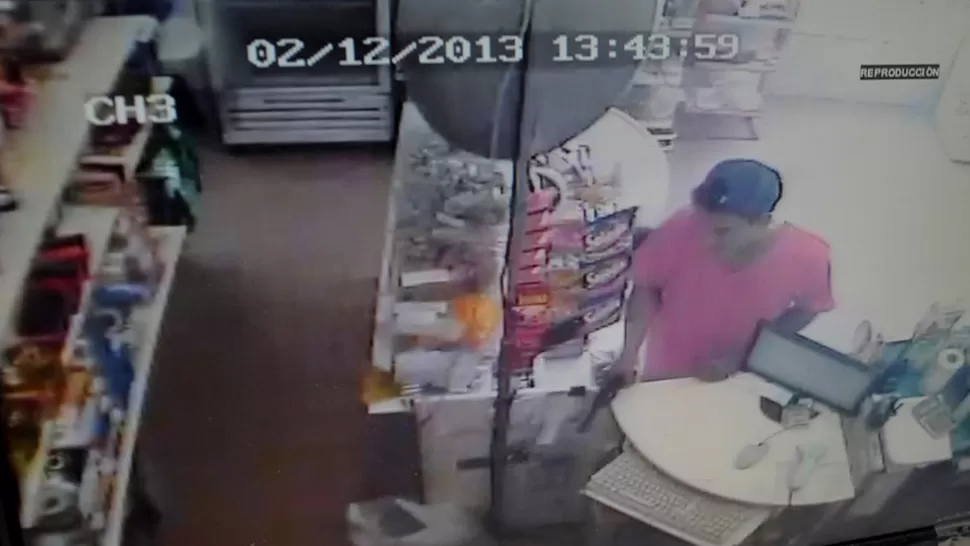 QUEDÓ GRABADO. Las cámaras registraron cada movimiento del ladrón. LA GACETA / FOTO DE FRANCO VERA