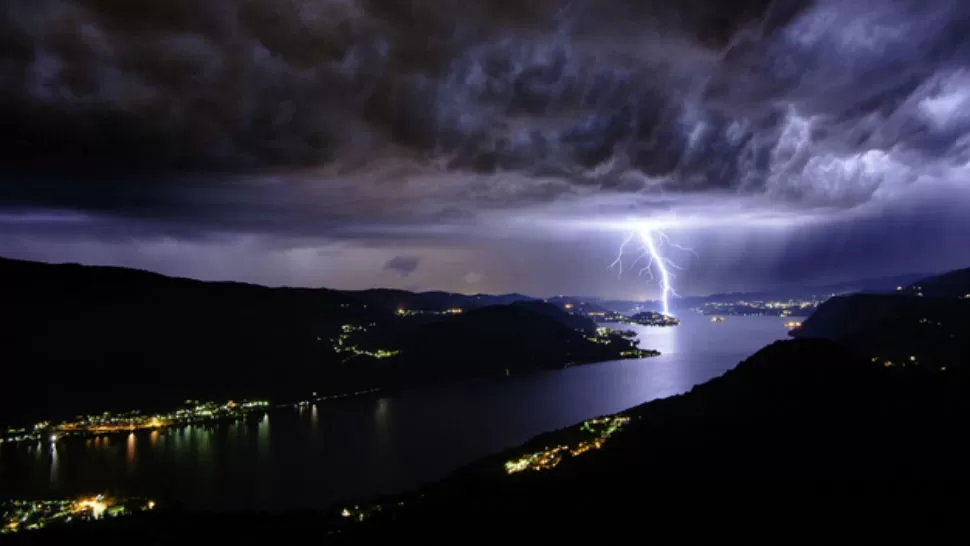 Tormenta sobre el lago Orta. Riccardo Criseo. IMAGEN TOMADA DE GIZMODO.COM