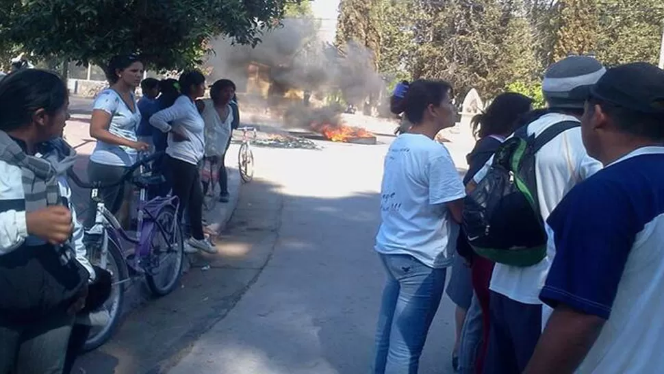 RECLAMO. Los manifestantes piden que el gobierno compre tierras para que puedan construir. FOTO TOMADA DE MOVILEROSSALTA.COM.AR