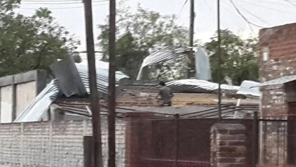 DEVASTACIÓN. Las chapas volaron por los fuertes vientos. FOTO TOMADA DE CADENA3.COM