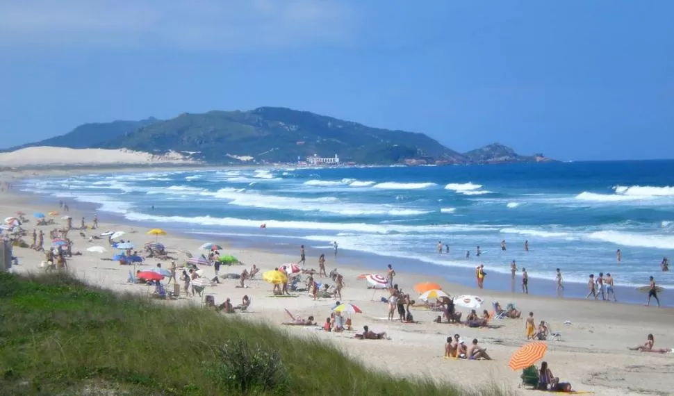 DEL CALOR TUCUMANO A LAS PLAYAS BRASILEÑAS. Florianópolis es uno de los destinos turísticos más elegidos por los argentinos. Los que tengan la oportunidad de viajar esta temporada deberán readecuar sus presupuestos al recargo. LoucosporPraia.com.br