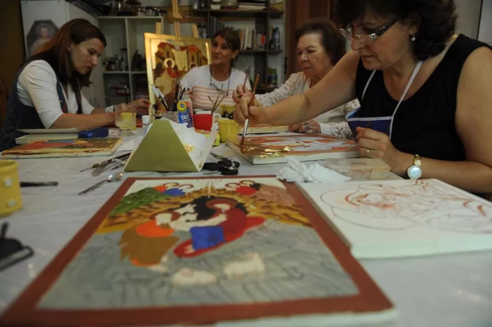 MANOS A LA OBRA. Villafañe, Casanova, Sosa y Antonini, en el taller.  