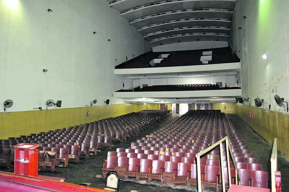 PLATEA. Los viejos ventiladores fueron reemplazados por un poderoso equipo de aire acondicionado central y revistieron las paredes con placas acústicas.  