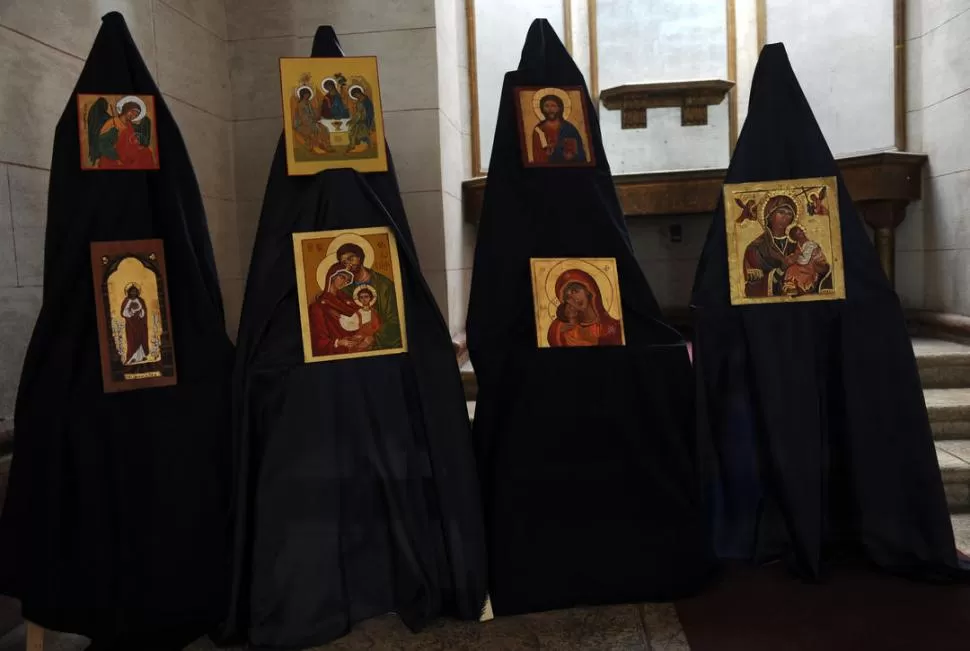 TODO LISTO. Los iconos realizados por los integrantes del taller fueron colocados en atriles revestidos con tela azul, uno de los colores más usados en la iconografía bizantina. LA GACETA / FOTOS DE FRANCO VERA