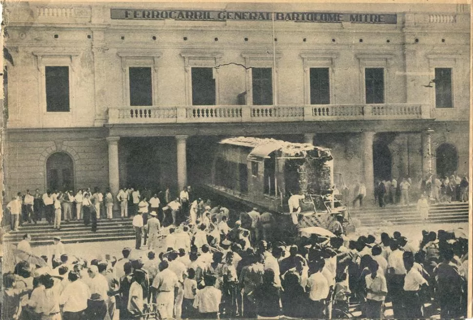 INCREÍBLE. La diesel 8272 del expreso El Aconquija reposa sobre el empedrado de Corrientes al 1000. La multitud impávida observa la insólita escena. la gaceta / fotos de archivo