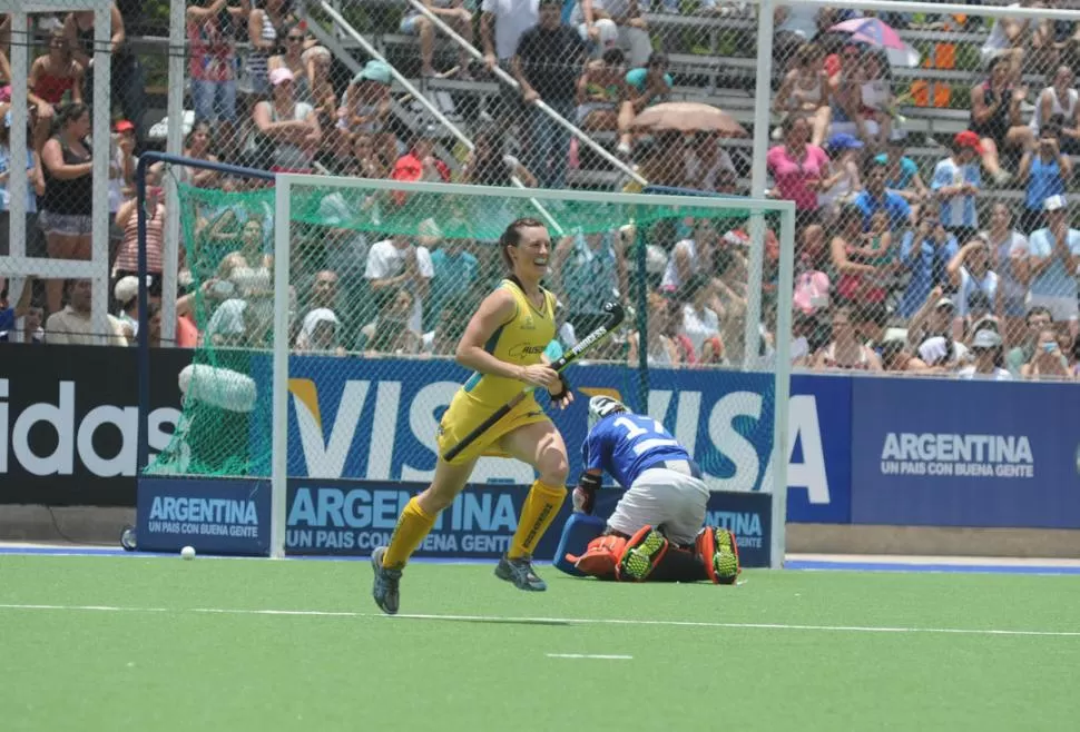 LOS OPUESTOS. La jugadora australiana sonríe después de acertar su penal y dejar sin nada a la buena arquera alemana. 