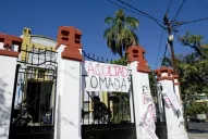 No les entregan los títulos y por eso no pueden trabajar