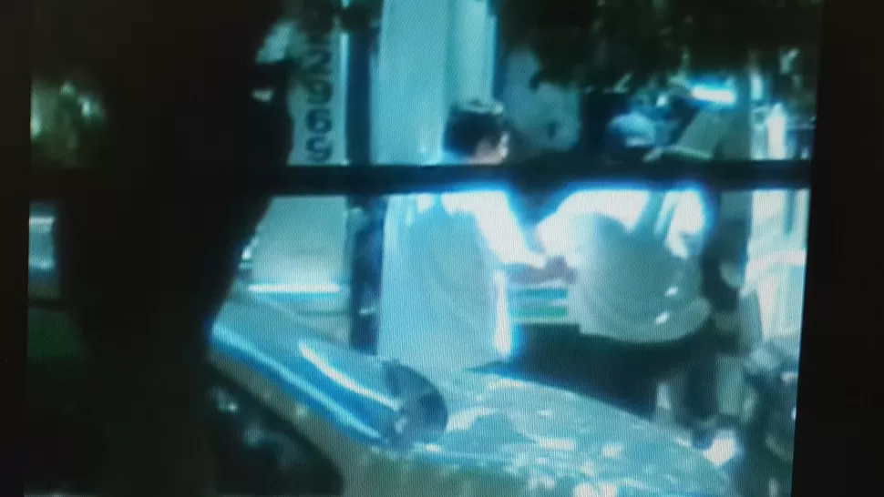 DE MANO EN MANO. El civil le entrega algo al municipal. IMAGEN DE VIDEO. 