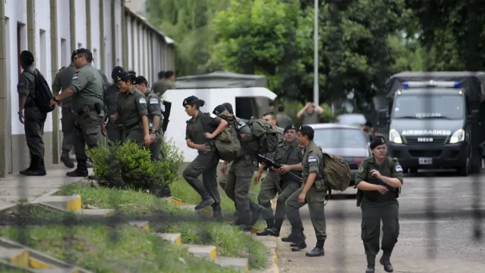 REFUERZO. La Nación envió gendarmes a Santa Fe para evitar posibles saqueos. FOTO TOMADA DE LANACION.COM