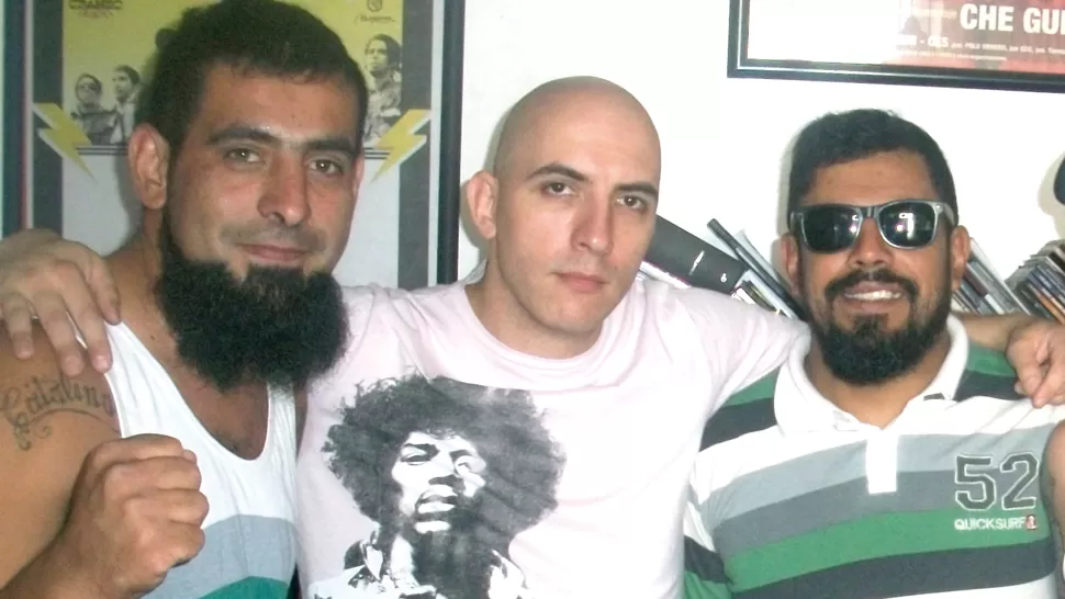 AMIGOS. Rasuk y Benegas (ambos a la derecha), en el estudio de Apache. FOTO GENTILEZA DE JULIO RASUK