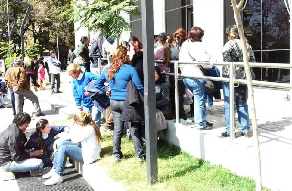 AGOSTO DE 2012. Frente a la Legislatura, personas hacían fila para recibir ayudas económicas de la oficialista Khoder. la gaceta / foto de archivo