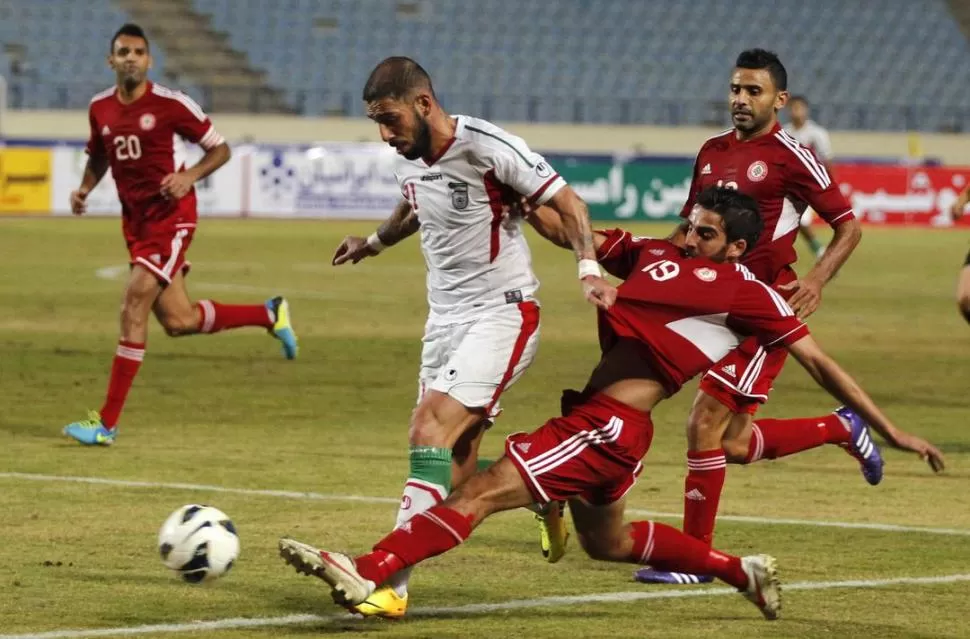 CUIDADO CON ÉL. El delantero Ashkan Dejagah es la nueva y joven figura de Irán. 