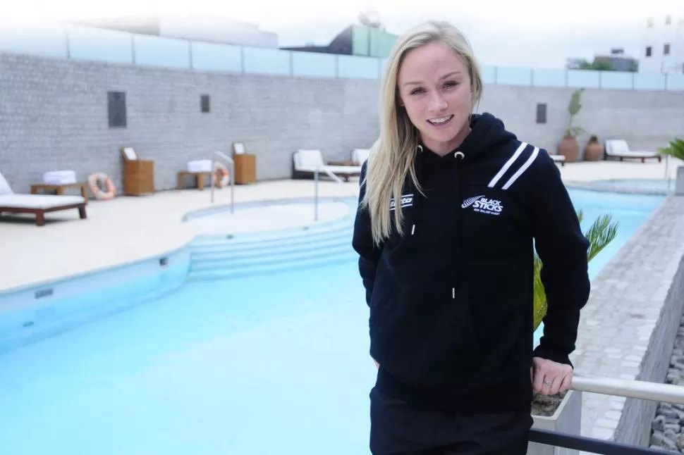 UNA CHICA VERSÁTIL. Punt posa para LG Deportiva en la pileta del hotel donde se alojan las neozelandesas. La mediocampista ofensiva no sólo juega al hockey: también es atleta en pruebas de velocidad. 