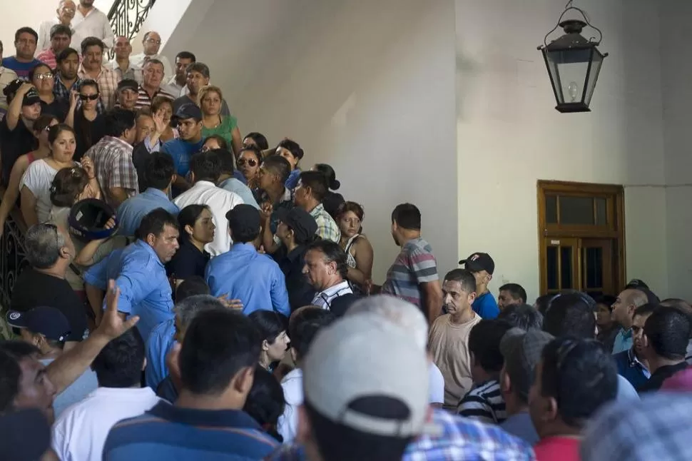 DISTURBIOS. Los policías y sus familias se concentraron en la plaza frente a la sede gubernamental, donde permanecía la titular del Ejecutivo. reuters