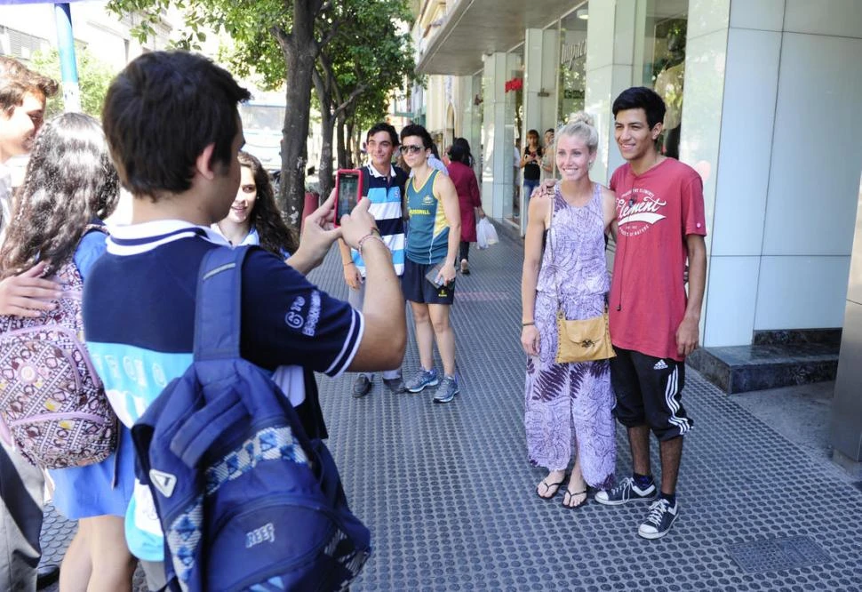 NO SABEN LO QUE ES UN NO. Las jugadoras australiana aceptan sonrientes sacarse fotos con los tucumanos. 