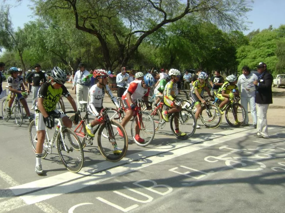 PREPARADOS, LISTOS... Lucas Konecny Genini (primero desde la izquierda), en la largada del Nacional en San Nicolás (Buenos Aires). El concepcionense participó de cinco competencias en ese certamen. 