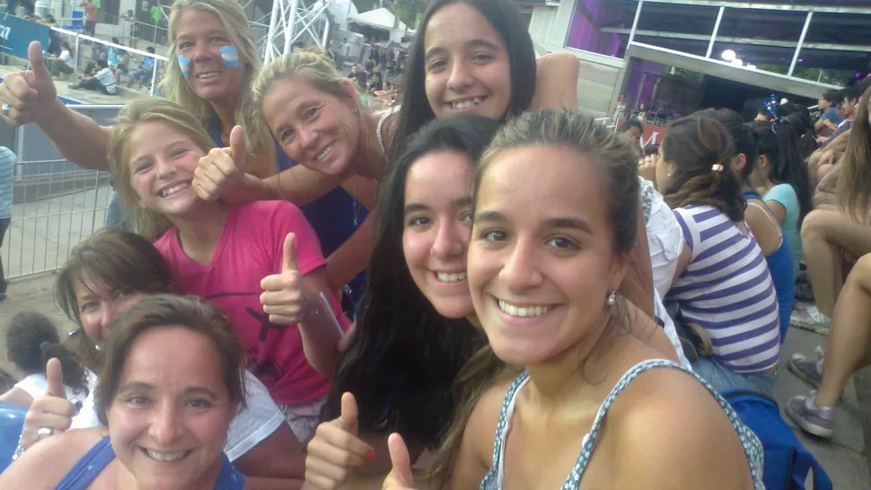 TODO MÁS QUE BIEN. Las jugadoras de La Tablada (Córdoba) se ubicaron en la tribuna norte para disfrutar los partidos. Hoy también dirán presente. LA GACETA / FOTO DE MARIANA APUD