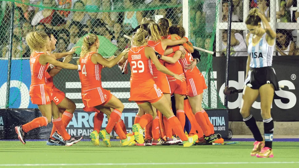 SE ACABÓ. Luciana Aymar falló el último penal y Holanda desató el festejo. LA GACETA / FOTO DE HÉCTOR PERALTA