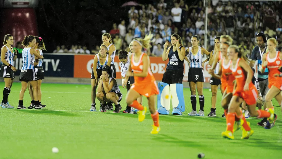 LA POSTAL DEFINITIVA. Ambos equipos entregaron todo. Las europeas fueron más certeras en la definición por penales y por eso celebraron a lo grande. La expresión de las jugadoras argentinas lo dice todo. LA GACETA / FOTO DE JORGE OLMOS SGROSSO