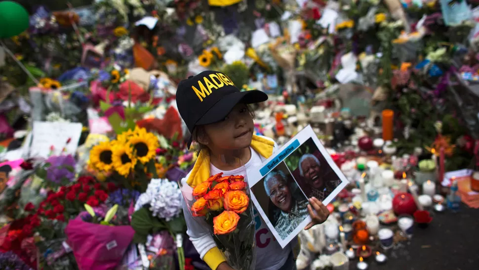 Miles de flores. Sudáfrica salió a la calle a recordar a su líder. REUTERS.