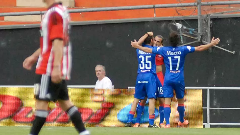 LA APERTURA. Vitti anotó su segundo gol consecutivo para que los de Victoria arranquen ganando en La Plata. TELAM