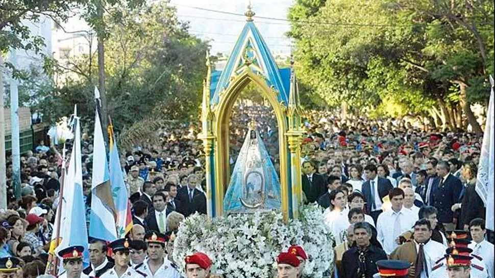 POR LAS CALLES. Miles de fieles acompañan a la imagen de la Virgen del Valle. FOTO TOMADA DE TWITTER @elliberal