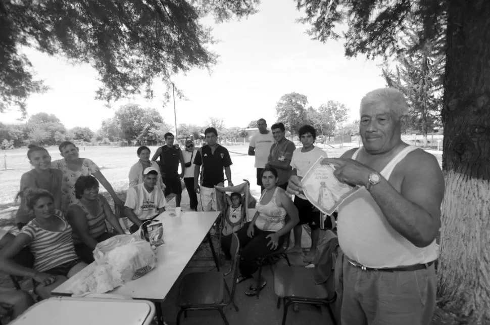 LOS LÓPEZ. Don Pedro encabeza un grupo de 17 peregrinos de La Cocha. 