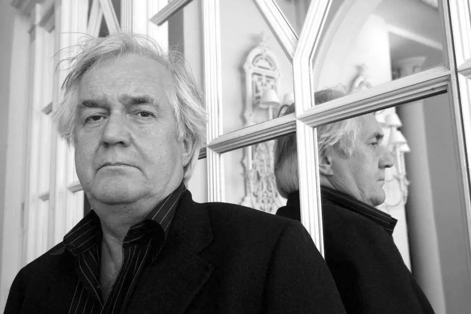 OBSEQUIO. Huesos en el Jardín data de 2002. El propio Mankell explica que la escribió como agradecimiento a quienes habían comprado sus novelas anteriores y se entregaba como regalo. lecturasnegras.blogspot.com.ar