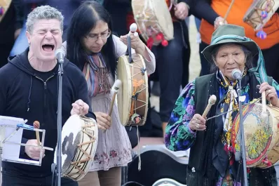 De Las Talitas a cantar coplas con Santaolalla