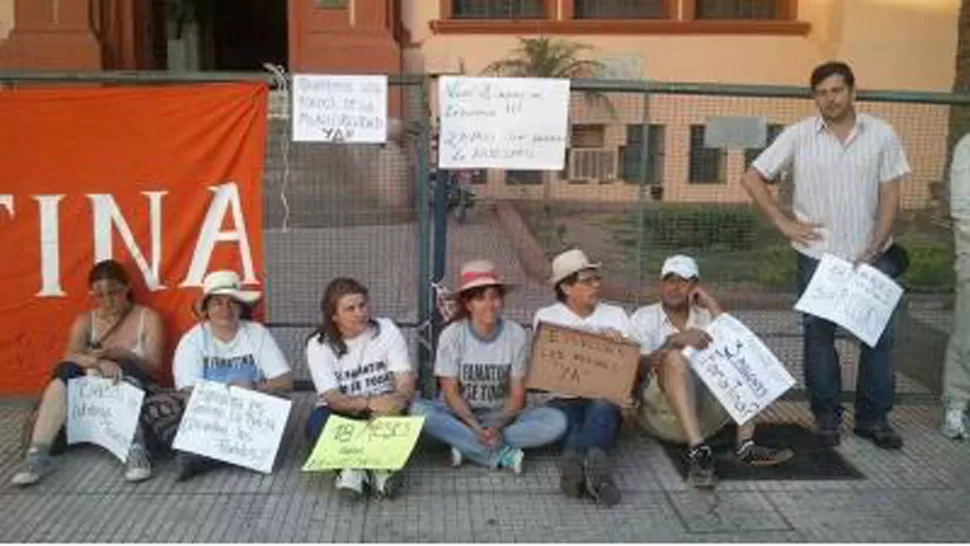 RECLAMO. Bordagaray e integrantes de la Asamblea de Famatina, en la Casa de Gobierno de La Rioja. FOTO TOMADA DE ELINDEPENDIENTE.COM