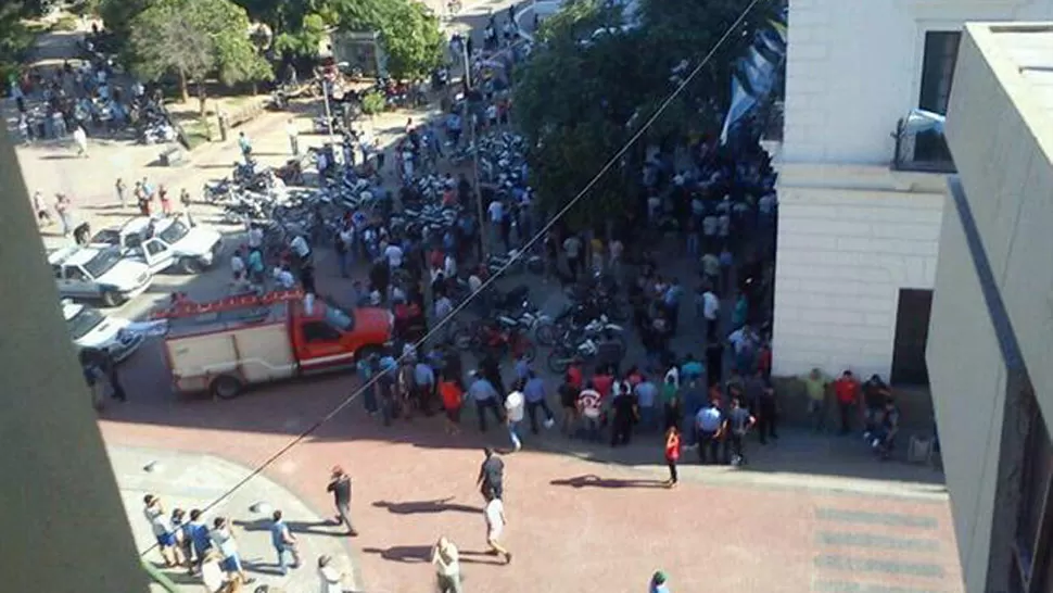 CAOS. El viernes a la siesta, varias personas en moto ingresaron al microcentro catamarqueño y causaron destrozos. FOTO TOMADA DE LANACION.COM.AR