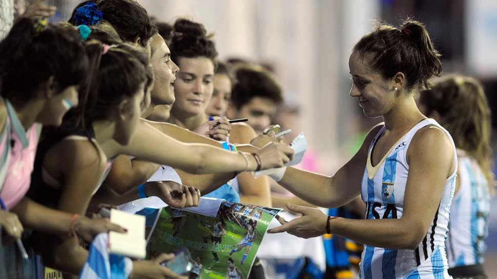 ADIOS. Las Leonas devolvieron parte del afecto que bajó desde las tribunas. LA GACETA / ANALIA JARAMILLO