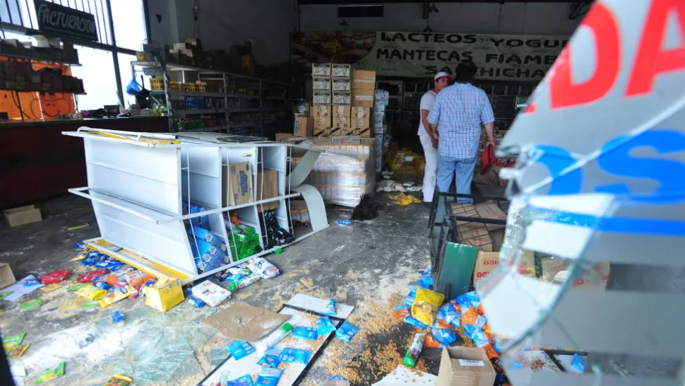 DESTROZOS. Así quedó el lugar atacado. LA GACETA / FOTO DE DIEGO ARÁOZ