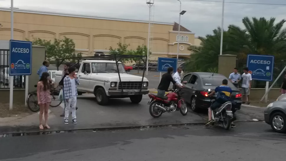 TODOS AFUERA. La seguridad del shopping desalojó rápidamente el predio. LA GACETA