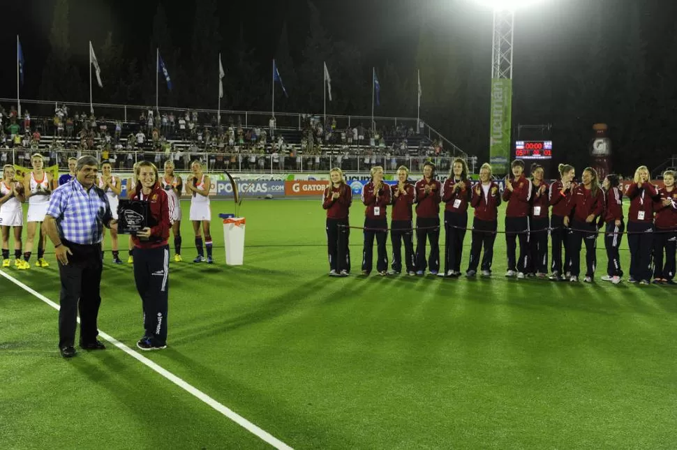 MURALLA. Maddie Hinch recibe el premio a la mejor arquera. 