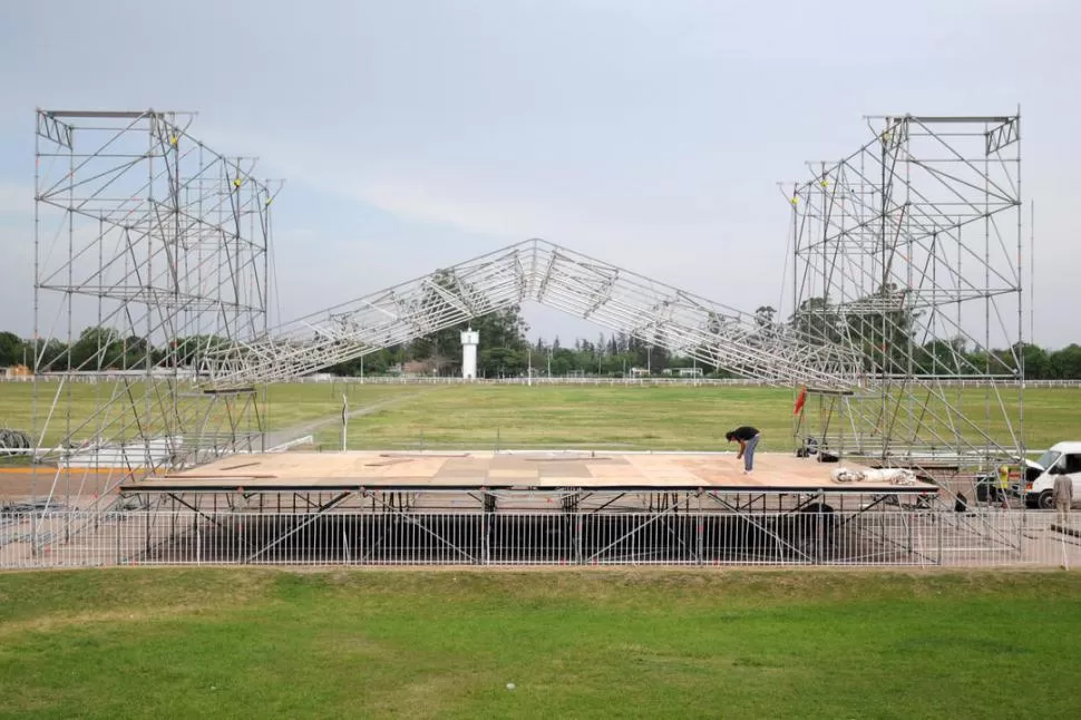 PREPARATIVOS. En el Hipódromo están levantando el escenario. la gaceta / foto de inés quinteros orio