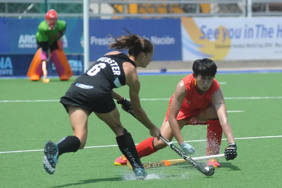 FRENTE A FRENTE. Petrea Webster intenta superar el bloqueo chino. Las “Black Sticks” celebraron. 